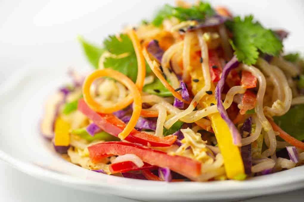 Thai-Style Noodle Salad with Spicy Peanut-Free Dressing – cancerV.me